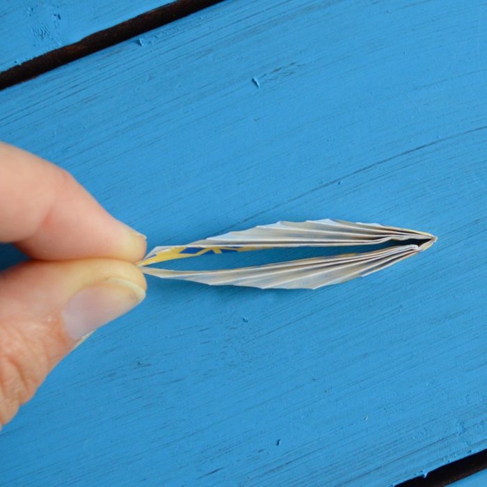 comment faire des boucles d'oreilles en origamie, étapes de pliage papier en origami