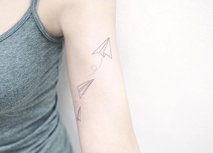 les plus beaux tatouages paper plane tattoo avions papier bras femme