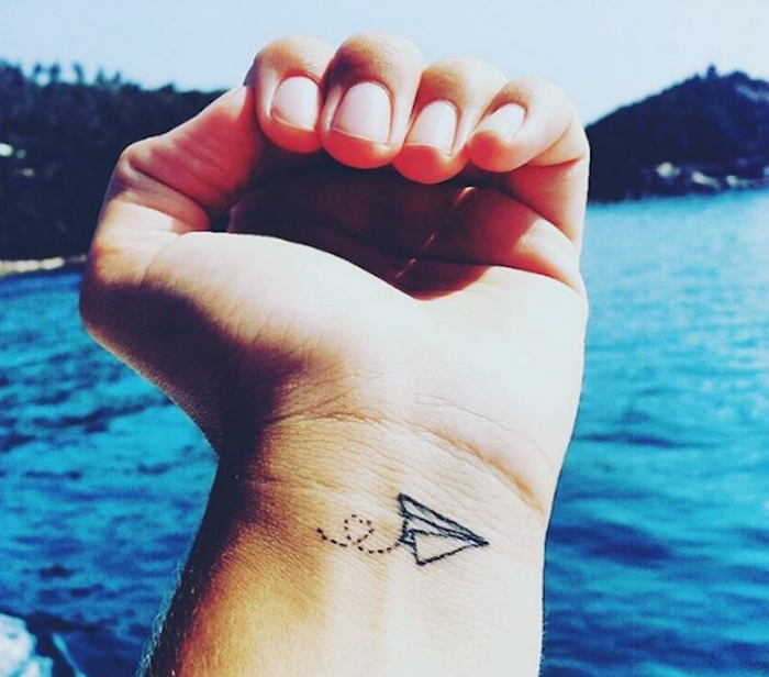 tatouage au poignet minimaliste idée dessin tattoo avion