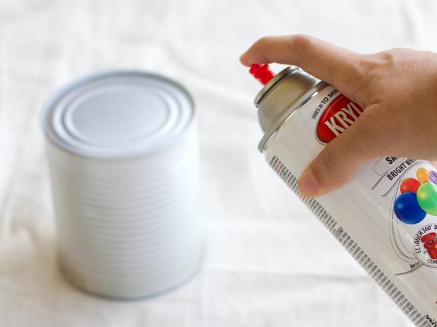 idee comment peindre boite de conserve, peinture blanche à la bombe pour customiser des boites de conserve
