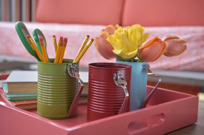 idée comment créer une boite de rangement, recyclage boite de conserve, repeinte, manche en fourchette pliée, pot à crayon, vase de fleur dans un plateau, pile de livres