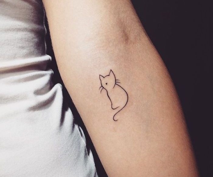 petit tatouage femme chat silhouette chaton bras idee tattoo discret