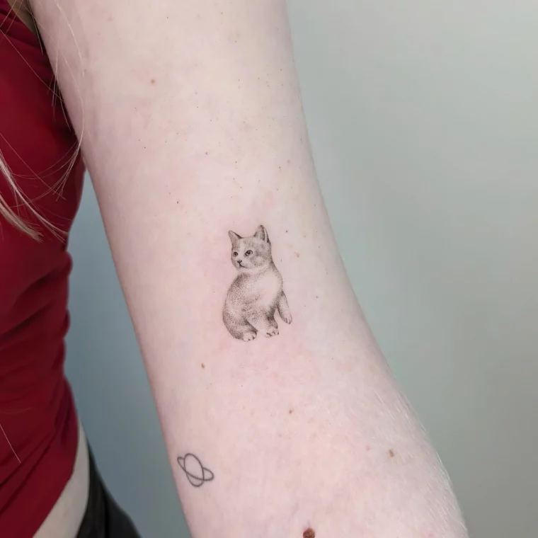 petit tatouage discret symbole silhouette chaton sur bras