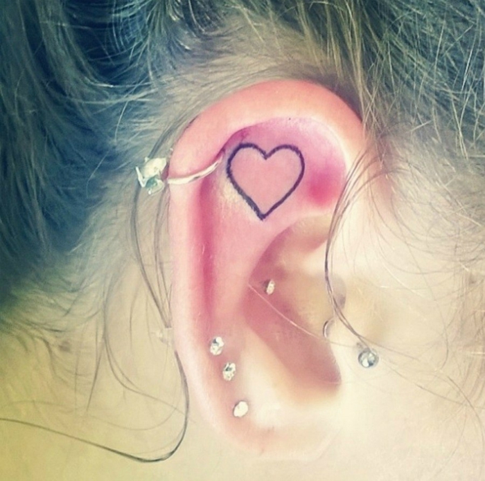 Endroit tatouage femme idée tatouage femme oreille coeur