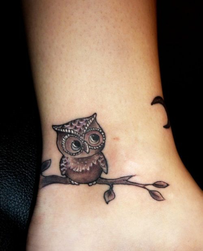 Quel tatouage plume oiseau tatouage femme bras hibou sur branche