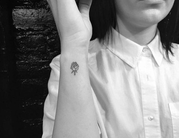 image tatouage poignet femme tatoo rose fleur main poignet