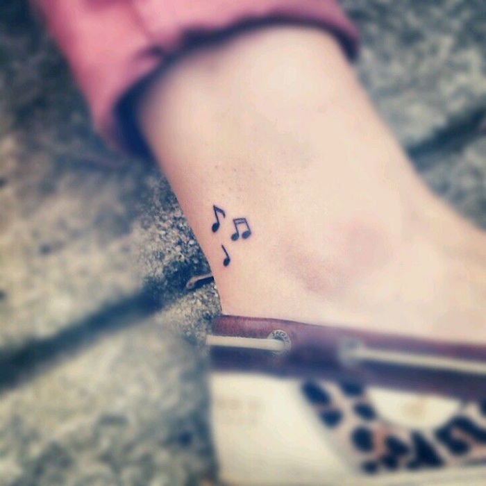 tatouage clé de sol cheville notes musique tattoo pied