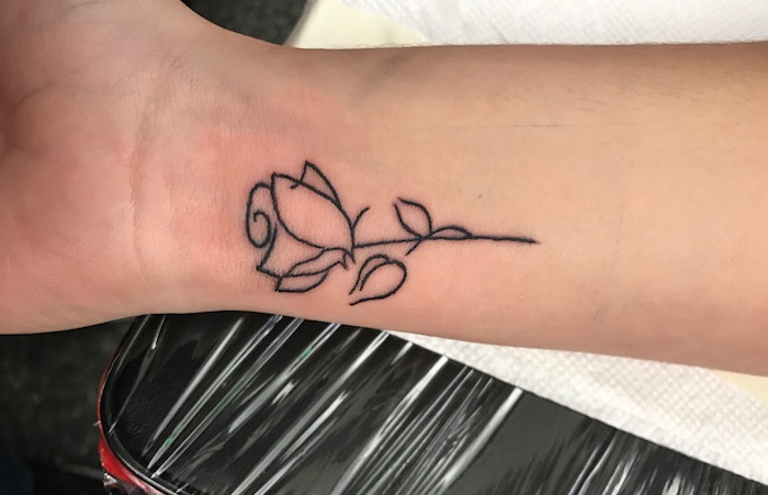 tatouage fin poignet love feminin rose fleur idée dessin avant bras