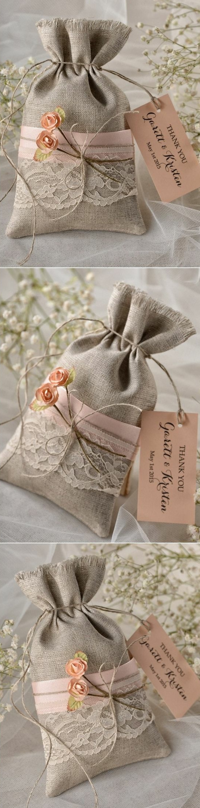 comment faire un cadeau invité mariage, petits sacs en toile de jute, customisés de ruban rose et dentelle blanche vintage, étiquette rose