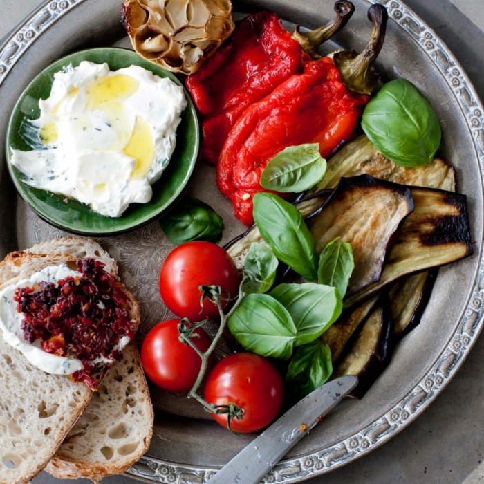 antipasti italien servi en plateau, apéritif méditerranéen aux légumes grillés et au fromage