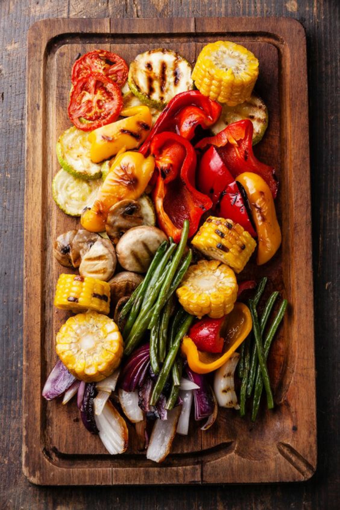 un plateau de légumes grillés, idée pour un apéro végétarien, une bonne alternative au plateau de charcuterie