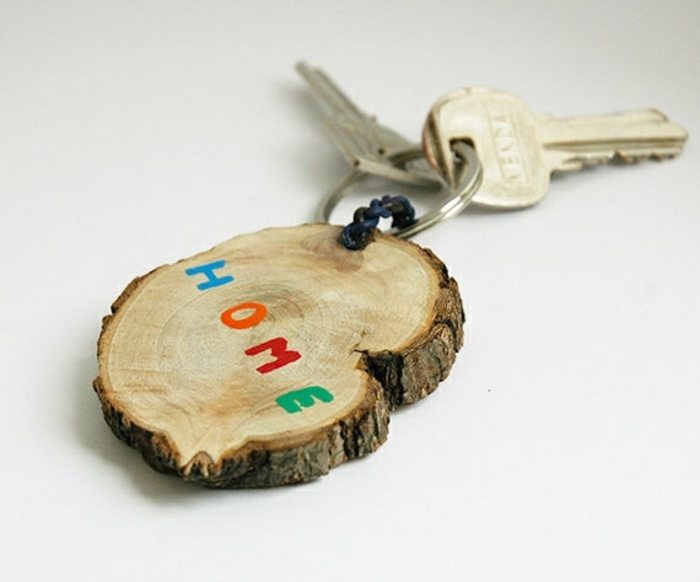 porte clé fete des peres, une rondelle en bois, mot maison en lettres colorés, peinture, accessoire naturel, fabriquer cadeau anniversaire papa