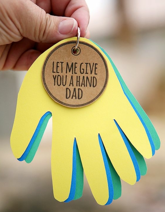 porte clef fete des peres, des empreintes de mains enfant de couleurs diverses et un message personnalisé, cadeau fête des pères à fabriquer 2 ans