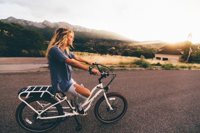 activité a faire quand on s ennuie, fille blonde, itineraire velo, nature, velo bienfait, apprendre à faire du vélo