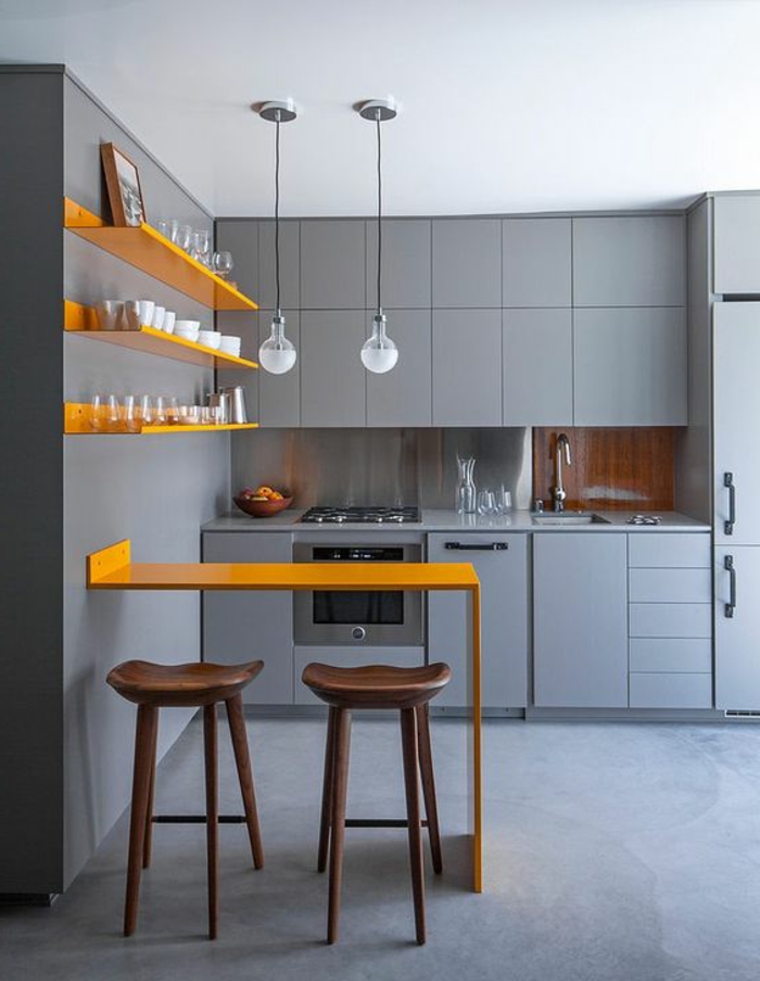 quelle couleur avec du gris, cuisine lisse et moderne, bar de cuisine jaune, étagères jaunes