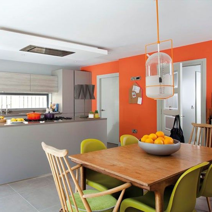 quelle couleur avec du gris, lampe ssuspendue, ilot central, mur orange, table en bois