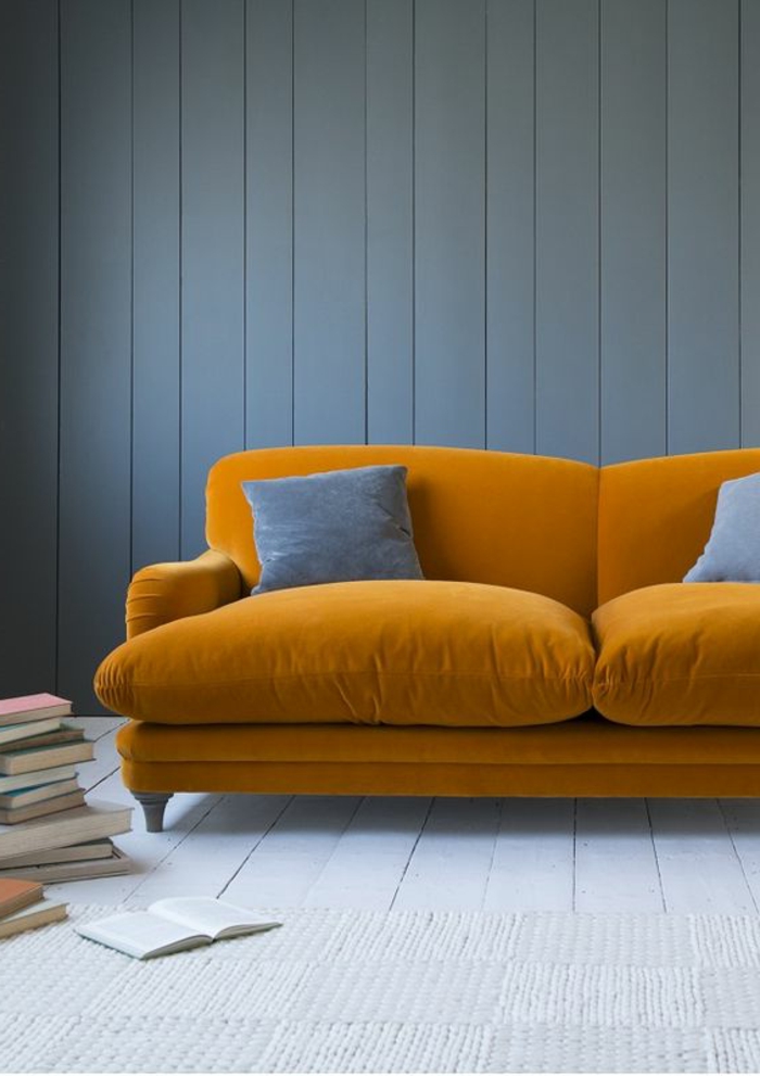 quelle couleur avec du gris, sofa jaune moutarde, deux coussins gris, mur gris