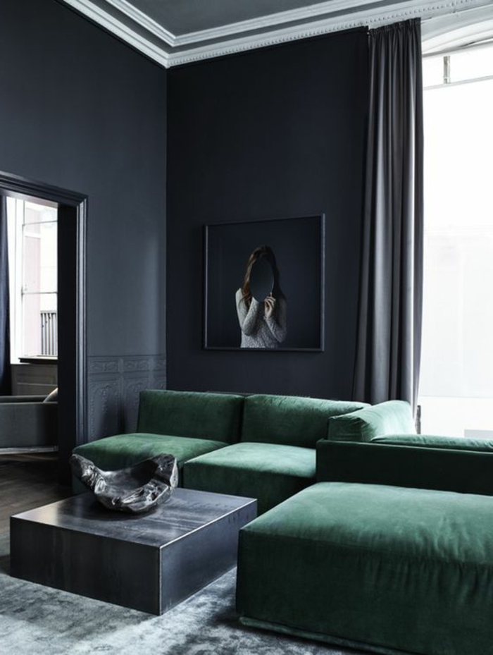 quelle couleur avec du gris, sofa vert émeraude, table carrée, peinture murale grise