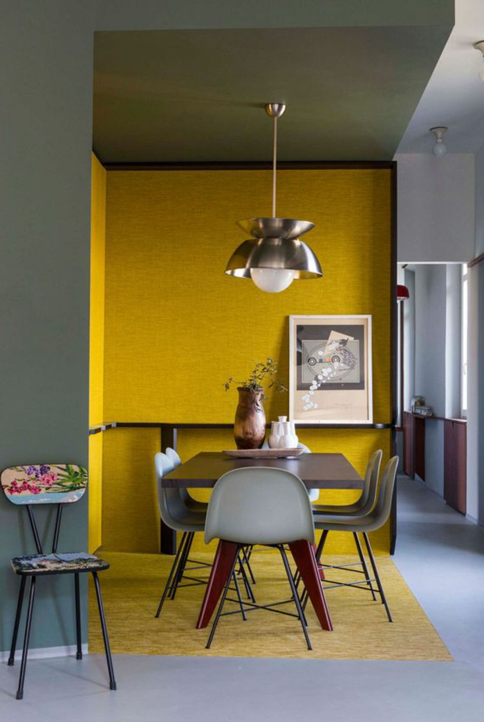 quelle couleur avec le gris, salle à manger en jaune et gris, table et chaises, lampe pendante