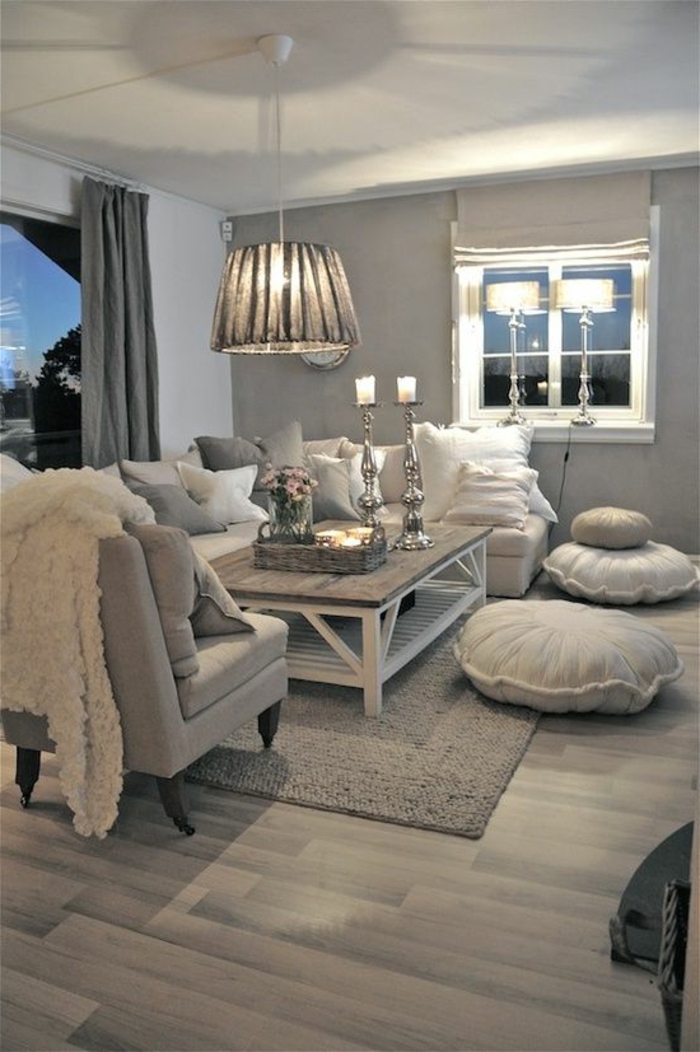 quelle couleur avec le gris, salon style shabby, table bois et blanc, fenêtre blanche avec deux lampes abat-jour