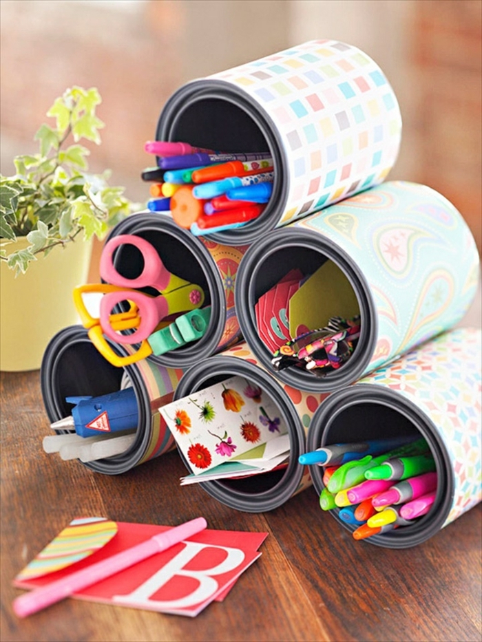 organisateur de bureau fabriqué à partir de boites de conserve, recyclage boite de conserve, customisé de papier coloré, pot à crayon, stylos, ciseaux, feutres et crayons