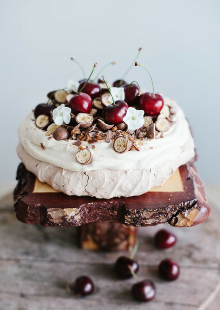 dessert australien à la meringue, un gâteau pavlova aux cerises décoré de boules meringuées