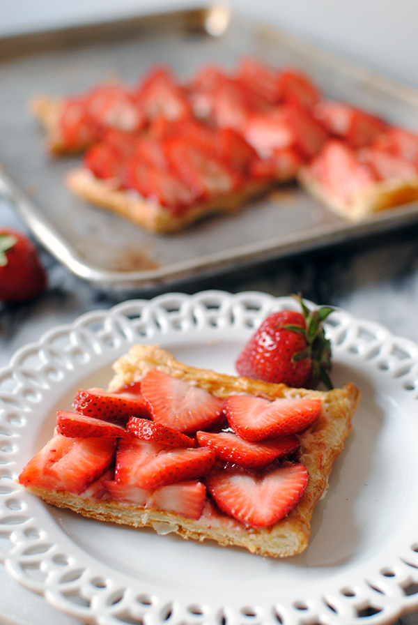 idee pour pique nique, tarte aux fraises, p6ate feuilletée, crème mascarpone et sucre, confiture et fraises fraîche pour garnir