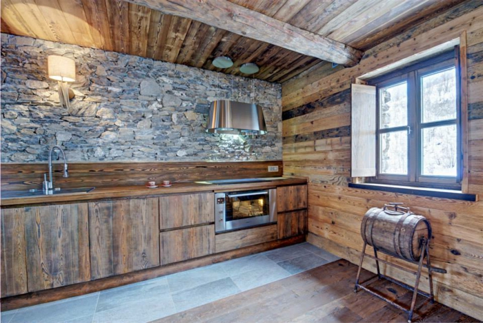 cuisine équipée, parquet en bois, plafond avec poutre en bois, évier métallique, tasses de café, cuisine actuelle