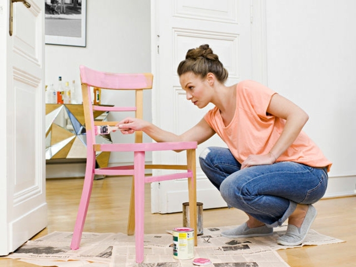 idée activité créative adulte, repeindre une chaise, idée comment customiser un meuble à la peinture rose