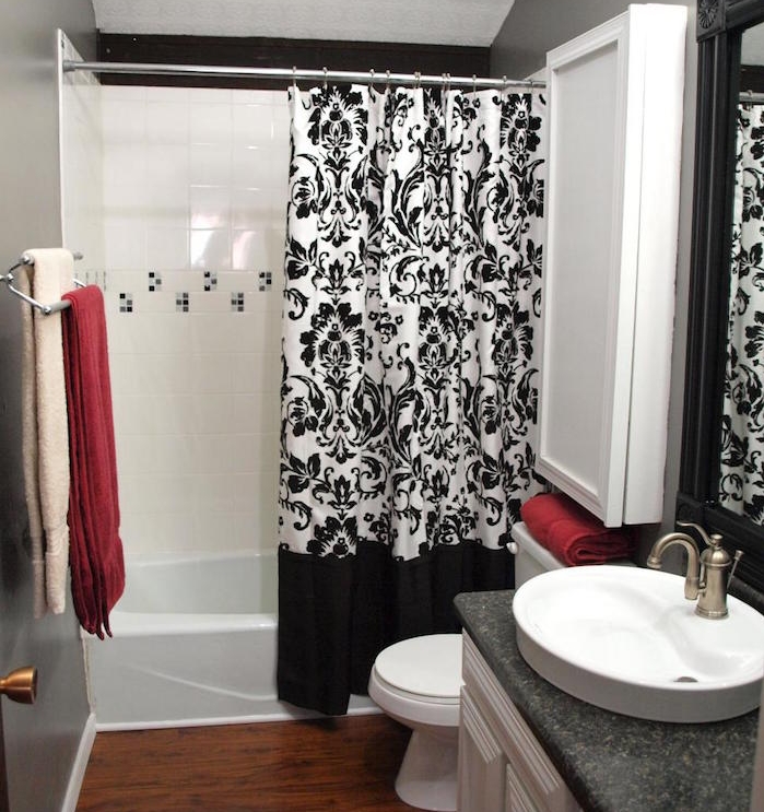 rideaux de douche style design décoration élégant décoartion noir et blanc salle de bain
