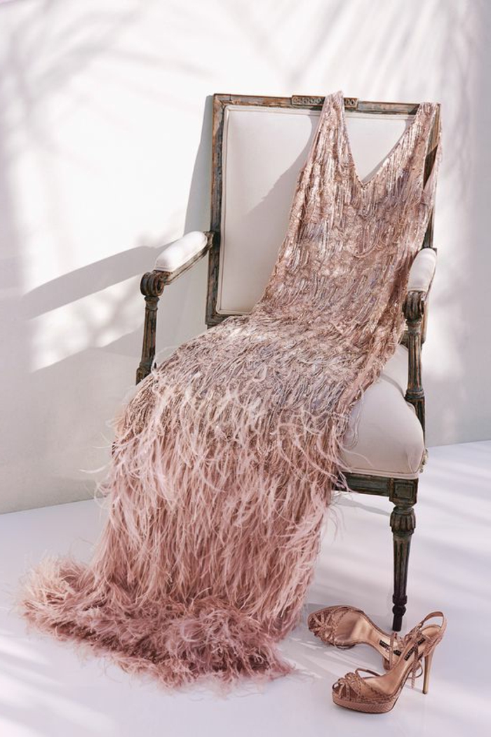 robe année 20 rose avec multitude de franges, sandales glamoureuses, chaise vintage 