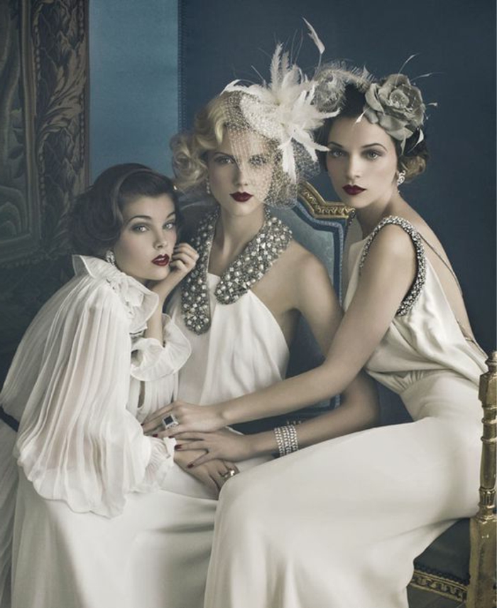 robe année 20, trois femmes habillées comme flappers, chemise plissée blanche, robes élégantes