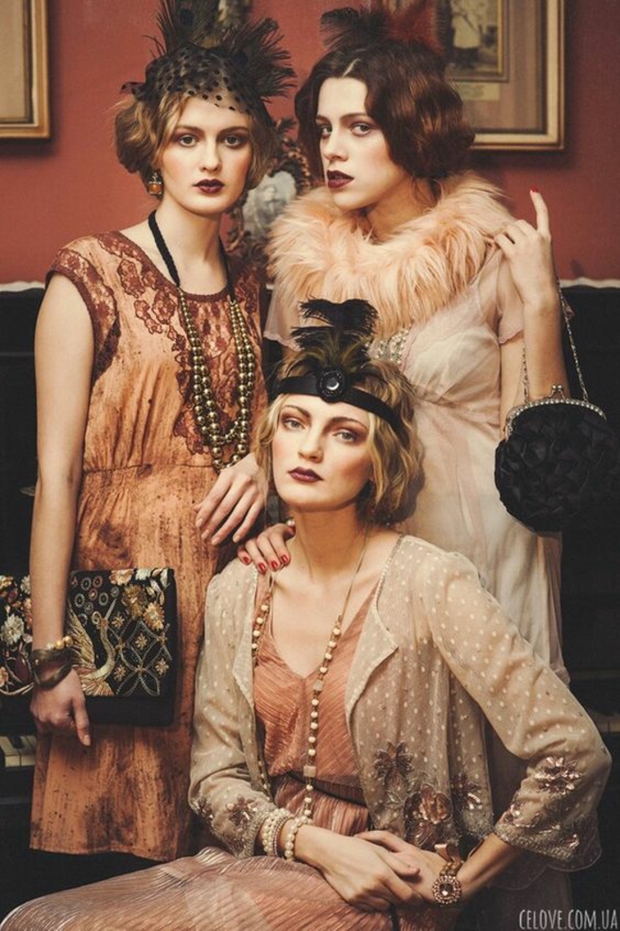 robe années 20, trois demoiselles en robes couler pêche habillées comme dans l'ère du jazz