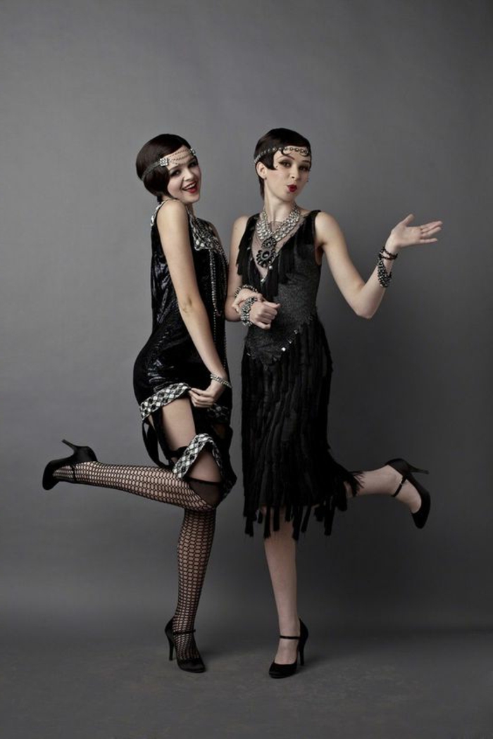 robe des années 20, chaussettes rayées et chaussures de danse, robes noires 