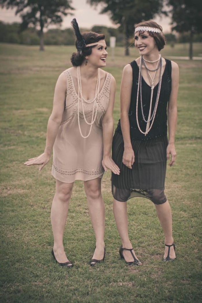 robe des années 20, deux femme en robes vintage, colliers longs avec des perles