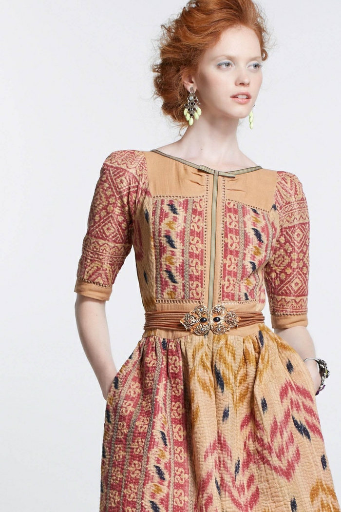 un look ethnique vintage, robe imprimée en nuances chaudes avec ceinture bijou