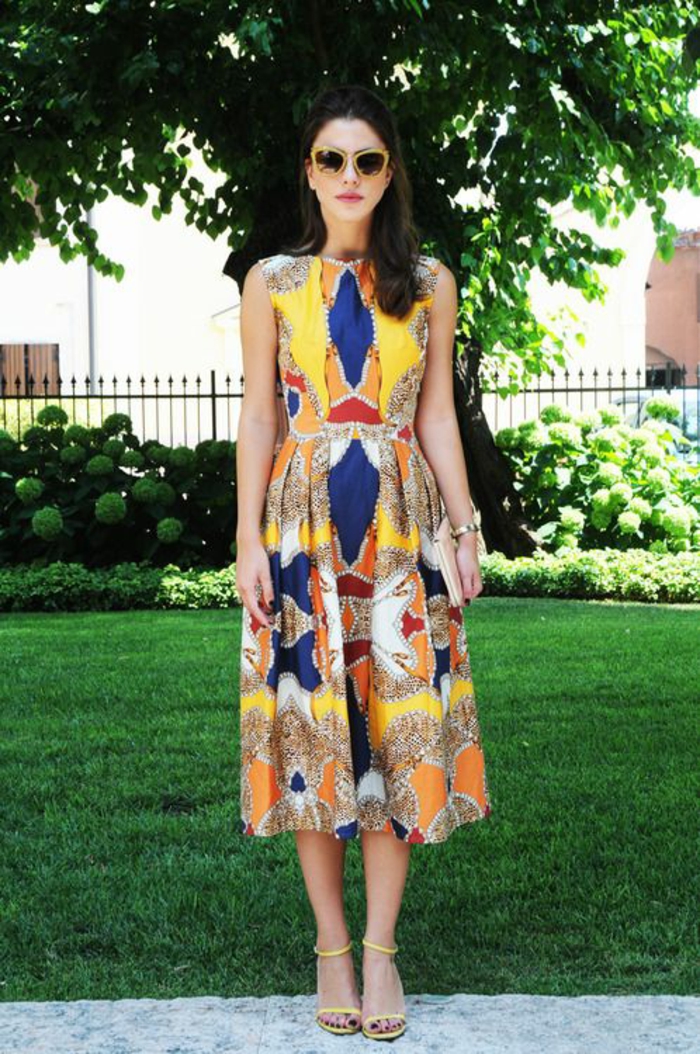 la mode ethnique d'été, robe imprimé colorée à coule demi-mollet et des sandales jaunes