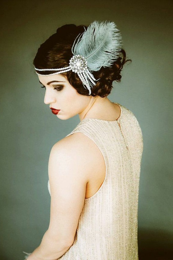 robe gatsby couleur crème, serre-tête avec plume, cheveux bouclés, maquillage vintage
