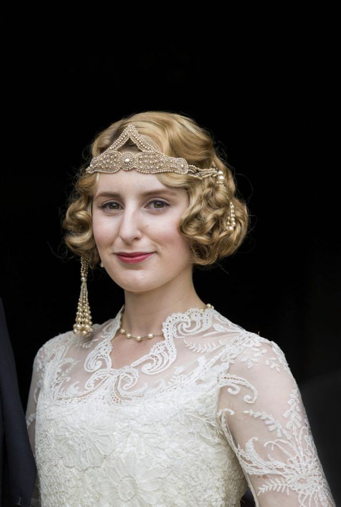 robe gatsby, blanche avec dentelle, diadème originale, collier subtil chaîne perlée