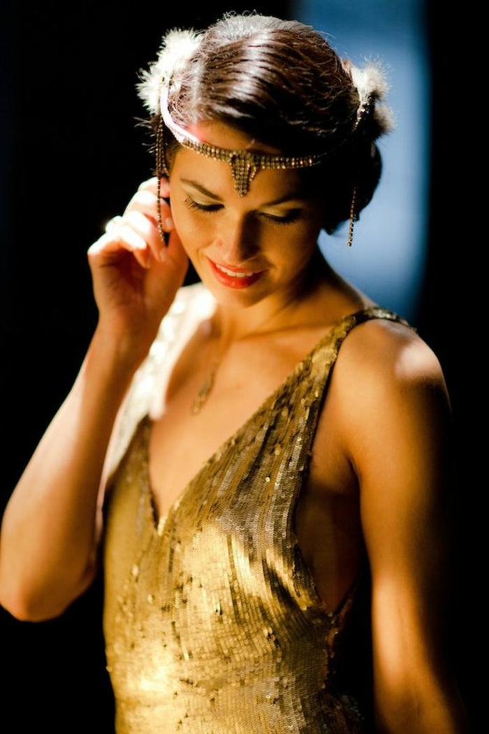 robe gatsby le magnifique, décolleté en V et paillettes, couleur ocre, serre-tête 