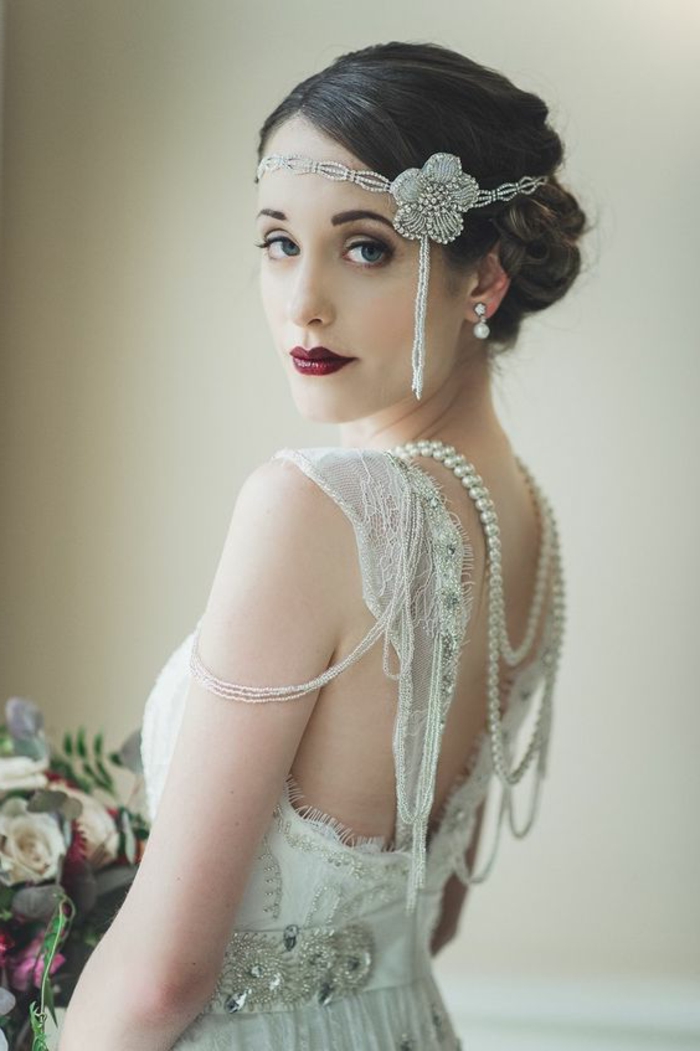 robe gatsby le magnifique, modèle élégant, bijou de tête chaîne blanche avec fleur, boucles d'oreilles