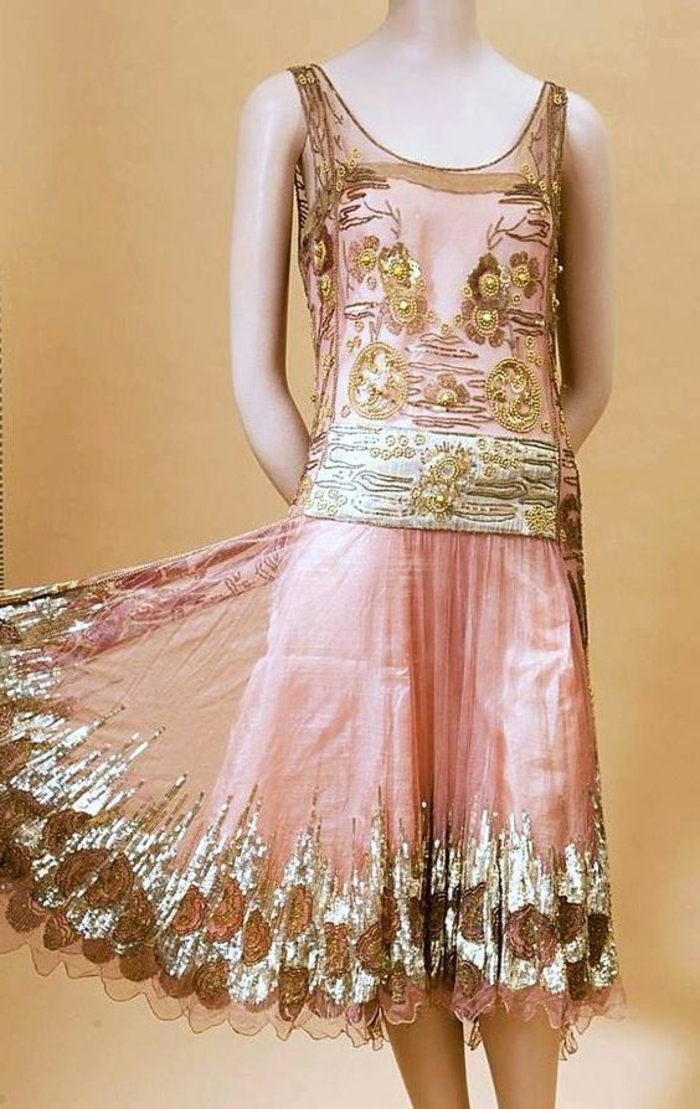 robe gatsby le magnifique en rose et vert, motifs floraux brodés, taille tombée, mi-longue