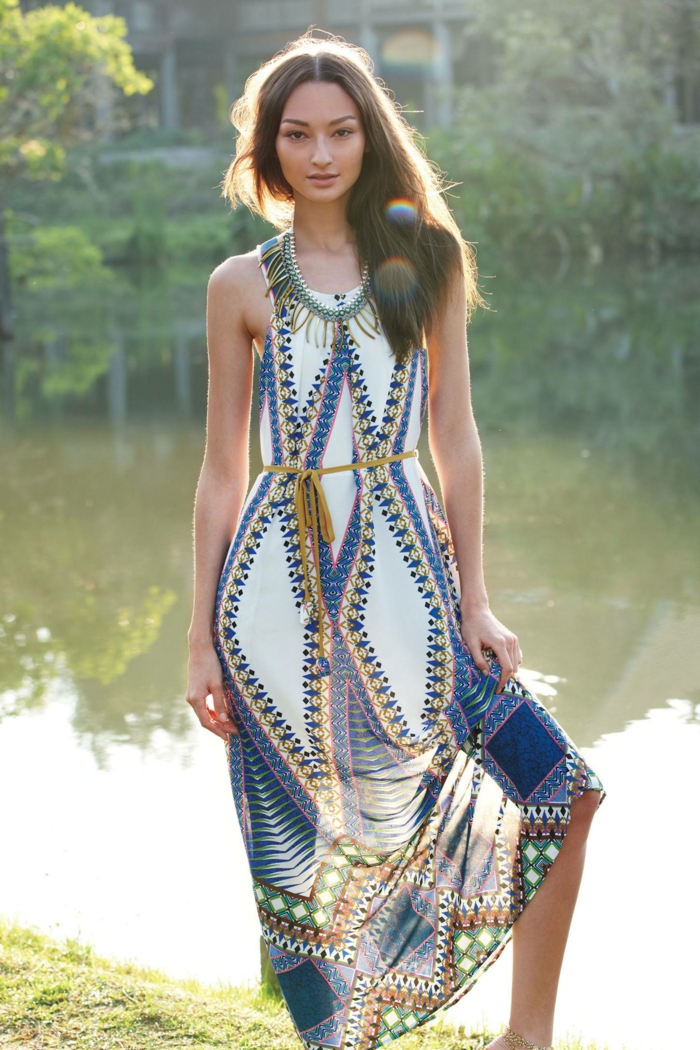 une longue robe fluide à imprimé ethnique resserrée à la taille avec ceinture lacet et collier ethnique à franges