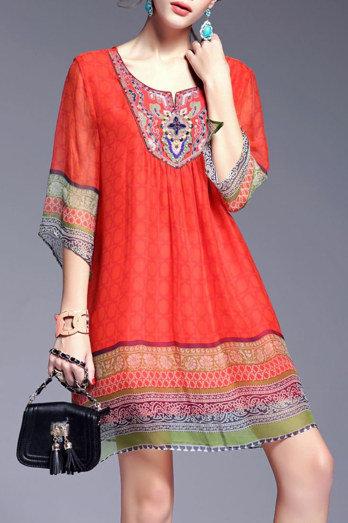 robe tunique ethnique légère et fluide associée à des boucles d'oreilles turquoise
