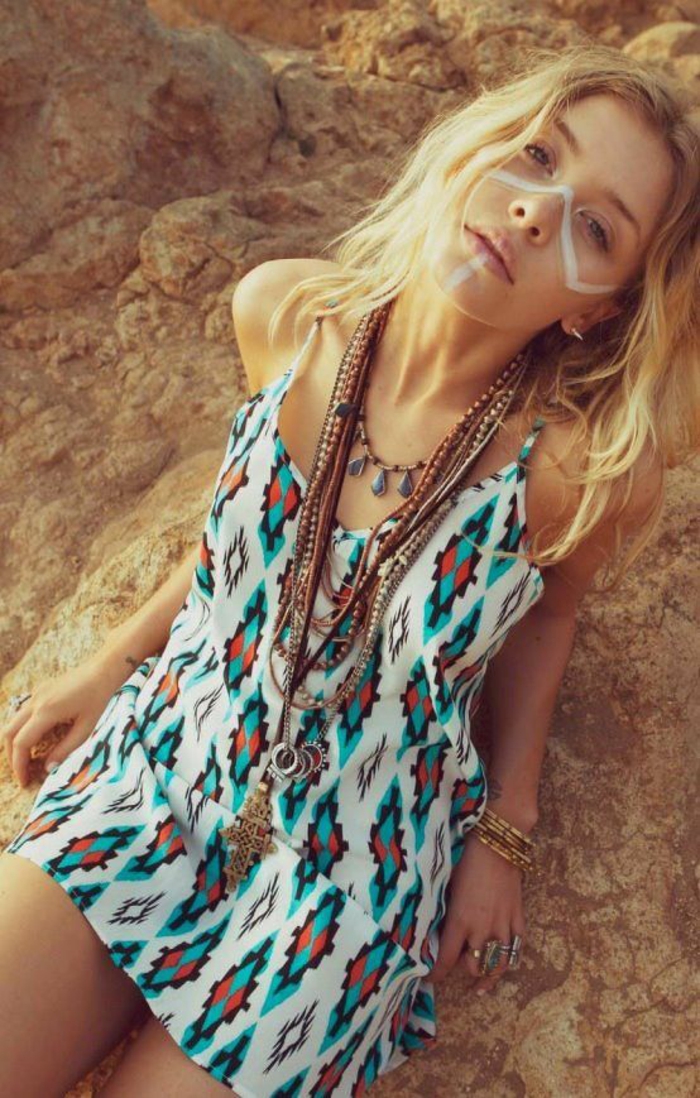 petite robe tunique sans manches aux motifs ethniques, look hippie chic