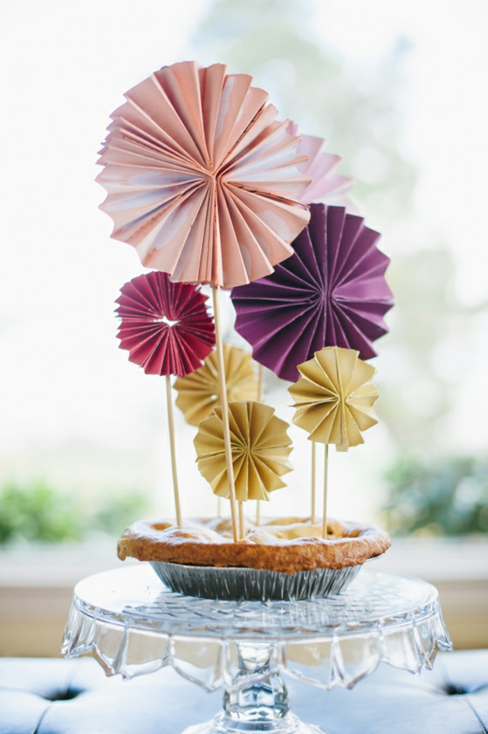 un moulin à vent papier de couleur en forme de rosace, idée originale pour une décoration de cake