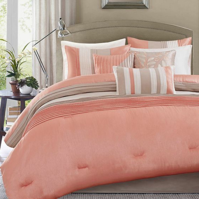 couettes de lit rose corail, coussins déco, lampe de chevet, mur couleur gris