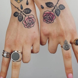 Tatouage rose poignet – elles poussent sur la peau