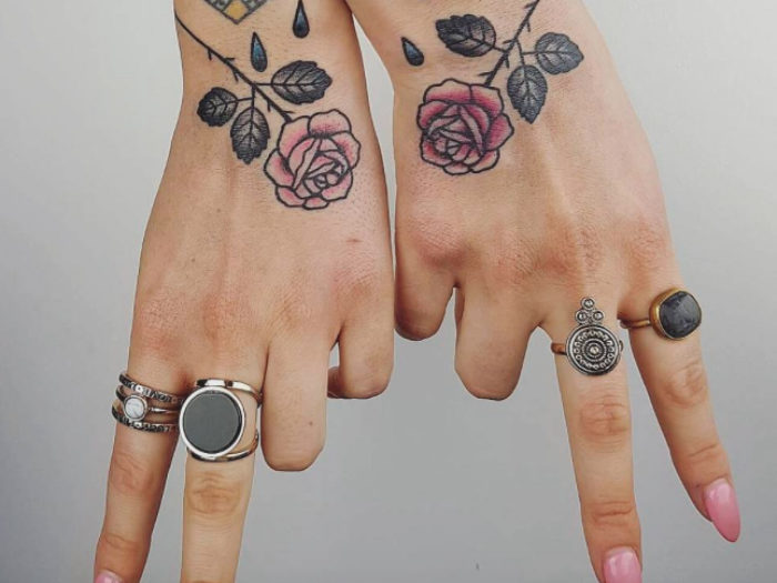 tatouage rose poignet main femme tatouages fleurs poignets fleurs tattoo roses