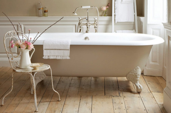 aménager une salle de bain campagne chic, baignoire à poser et peinture murale beige, chaise en métal, bouquet de fleurs